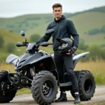Jeune homme avec casque et quad en campagne